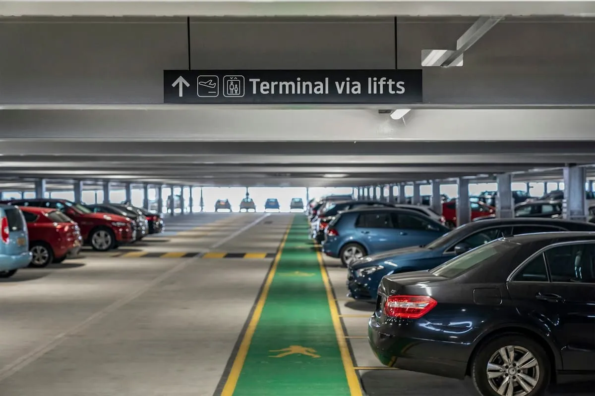 Wielopoziomowy parking lotniskowy pełen aut czekających na powrót właścicieli z urlopu