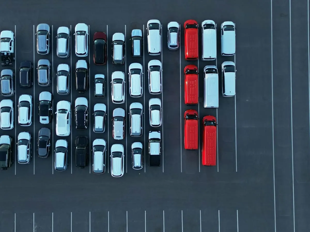 Rzędy samochodów floty firmowej na parkingu widziane z lotu ptaka