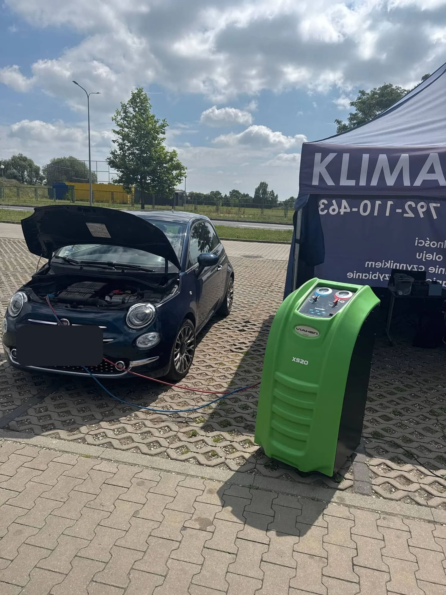 Granatowy Fiat 500 na serwisie klimatyzacji w punkcie w Kutnie