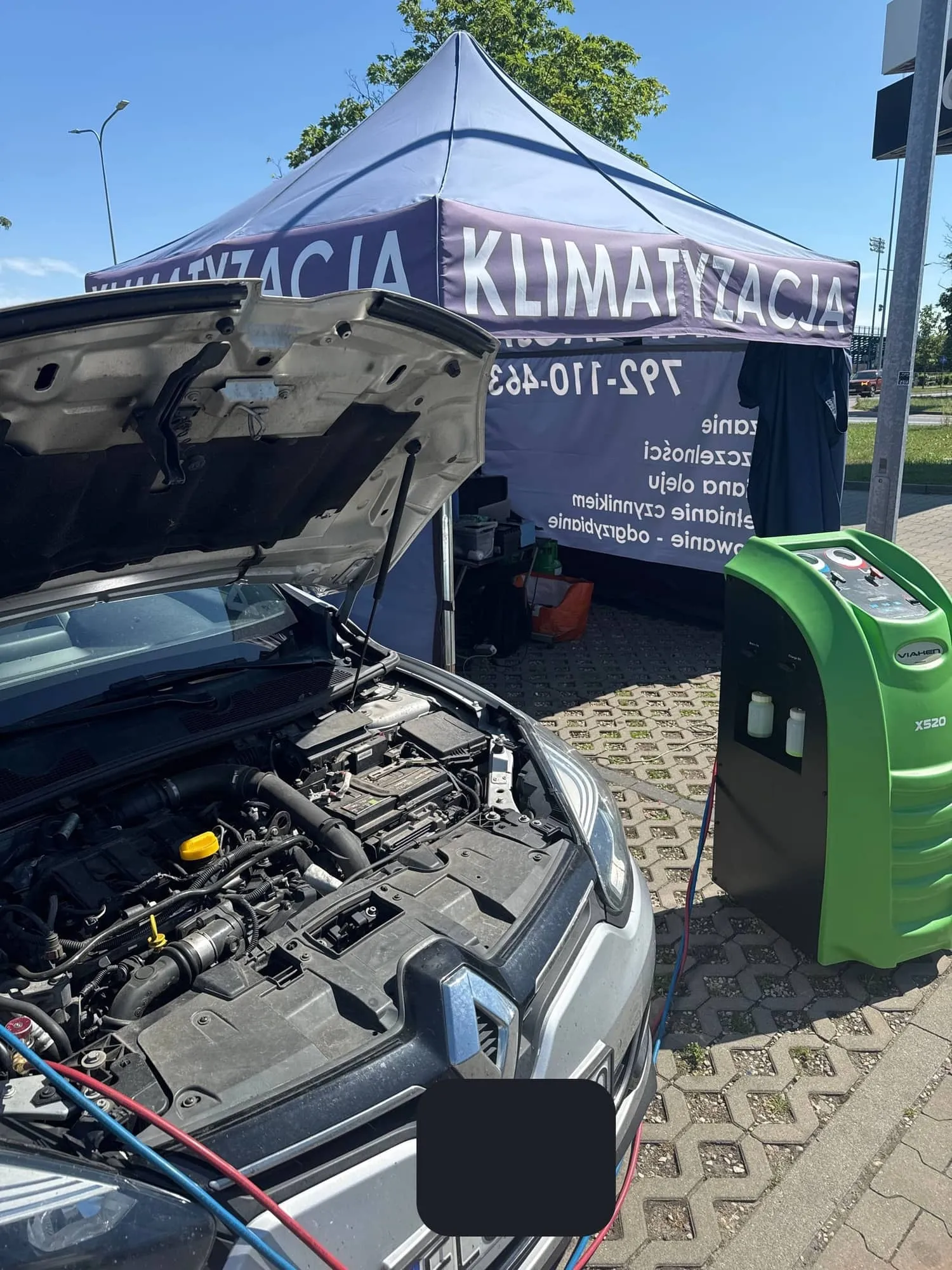 Renault na serwisie klimatyzacji, widoczna komora silnika, w punkcie w Kutnie