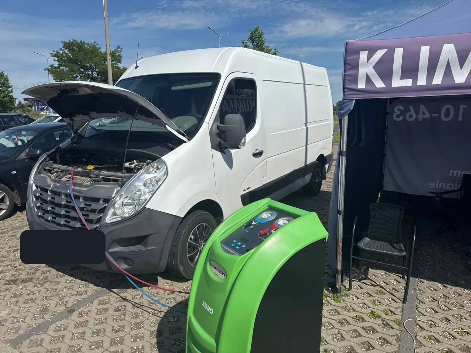 Renault Master, dostawczy bus, podczas serwisu klimatyzacji w punkcie w Kutnie
