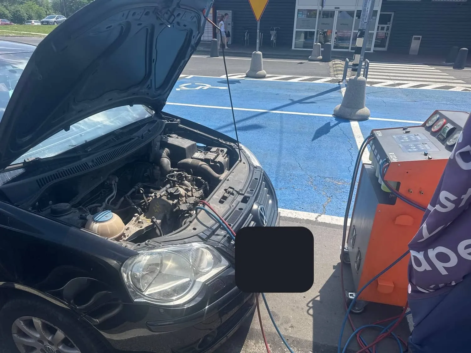 Volkswagen podłączony do stacji serwisowej podczas nabicia klimatyzacji w Pabianicach