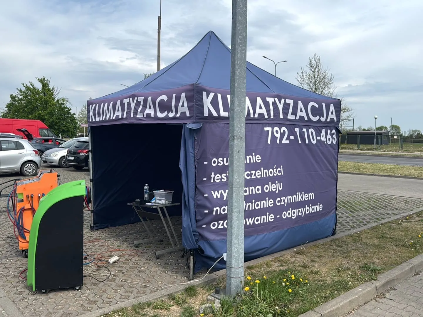 Punkt serwisowy Klima w Aucie na parkingu w Kutnie