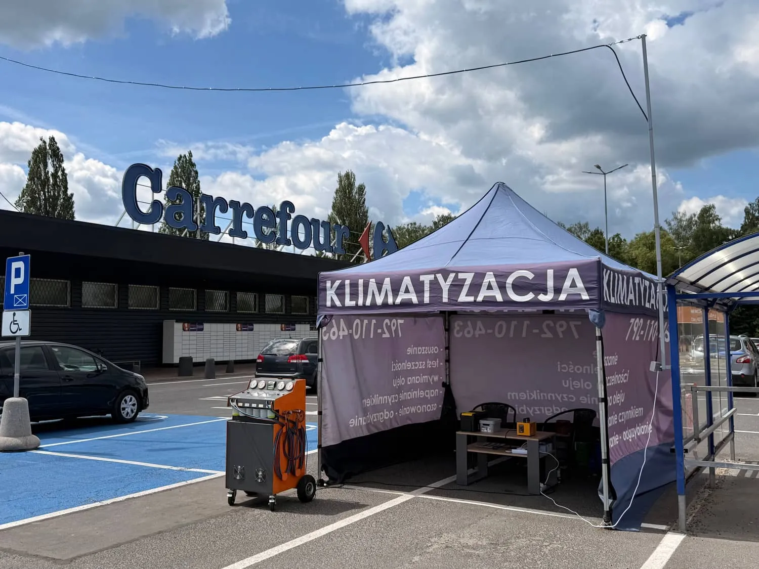 Punkt serwisu klimatyzacji Klima w Aucie na parkingu przy Carrefour w Pabianicach, Popławska 4/20