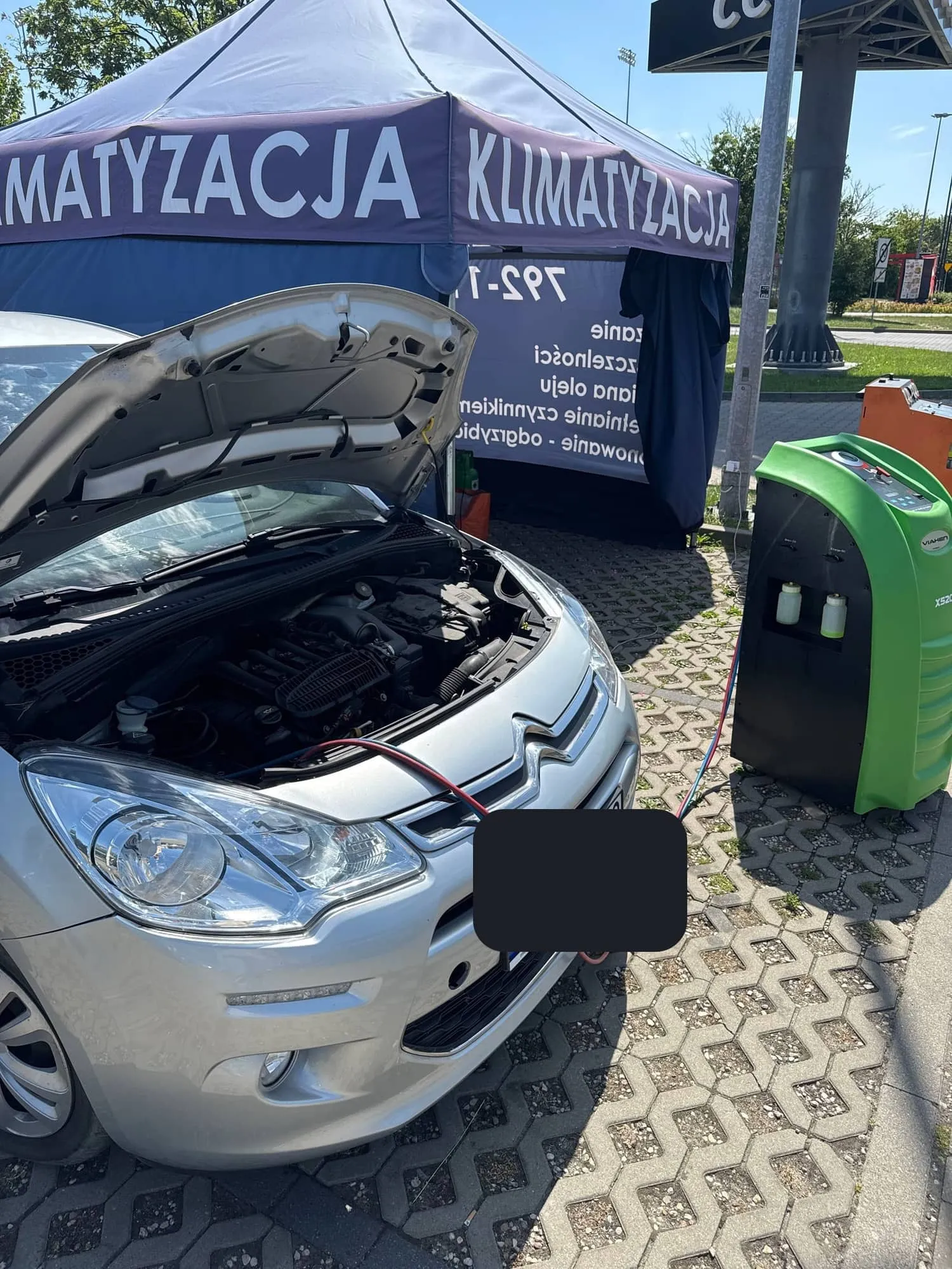 Citroen C3 z otwartą maską na pełnym serwisie klimatyzacji w Kutnie