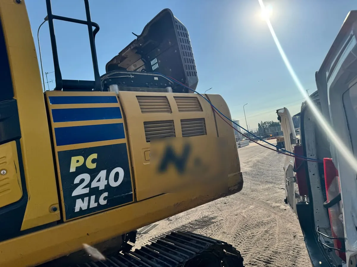 Koparka Komatsu PC240 podczas serwisu klimatyzacji przy busie serwisowym Klima w Aucie
