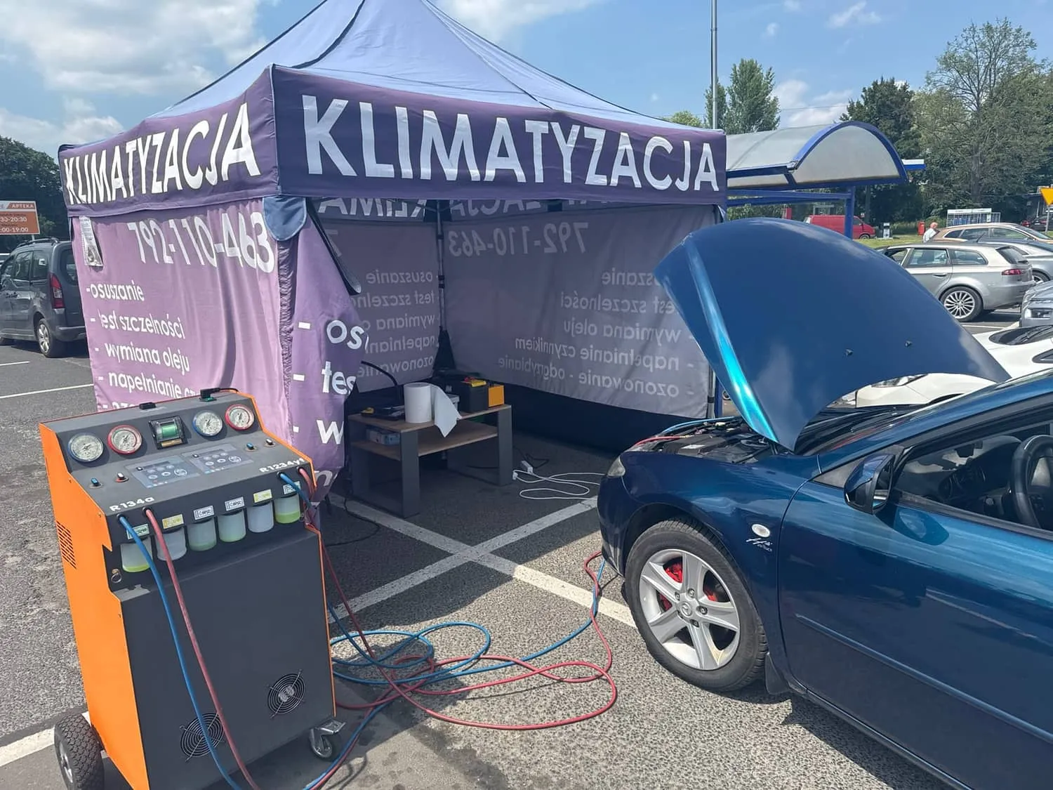 Niebieska Mazda na pełnym serwisie klimatyzacji w punkcie Klima w Aucie w Pabianicach