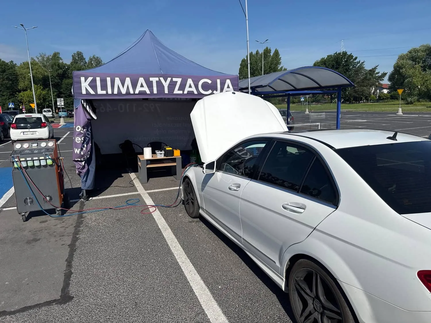 Biały Mercedes klasy C podłączony do stacji podczas nabicia klimatyzacji w punkcie Klima w Aucie w Pabianicach