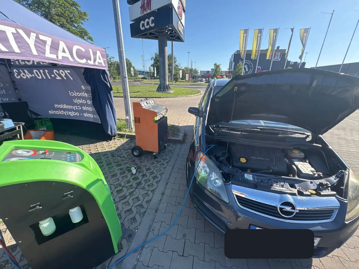 Szary Opel podłączony do stacji klimatyzacji w punkcie Klima w Aucie w Kutnie