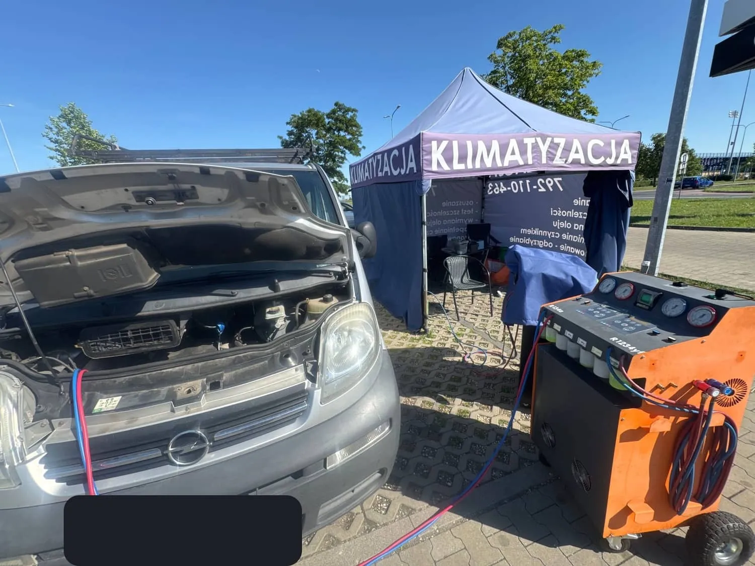 Opel Vivaro podłączony do stacji serwisowej podczas nabicia klimatyzacji w Kutnie