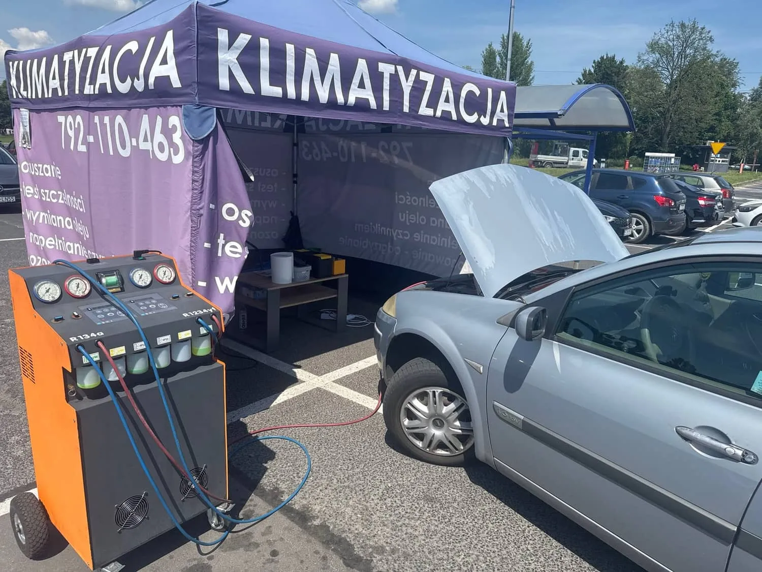 Renault Megane podczas nabicia klimatyzacji samochodowej w punkcie w Pabianicach
