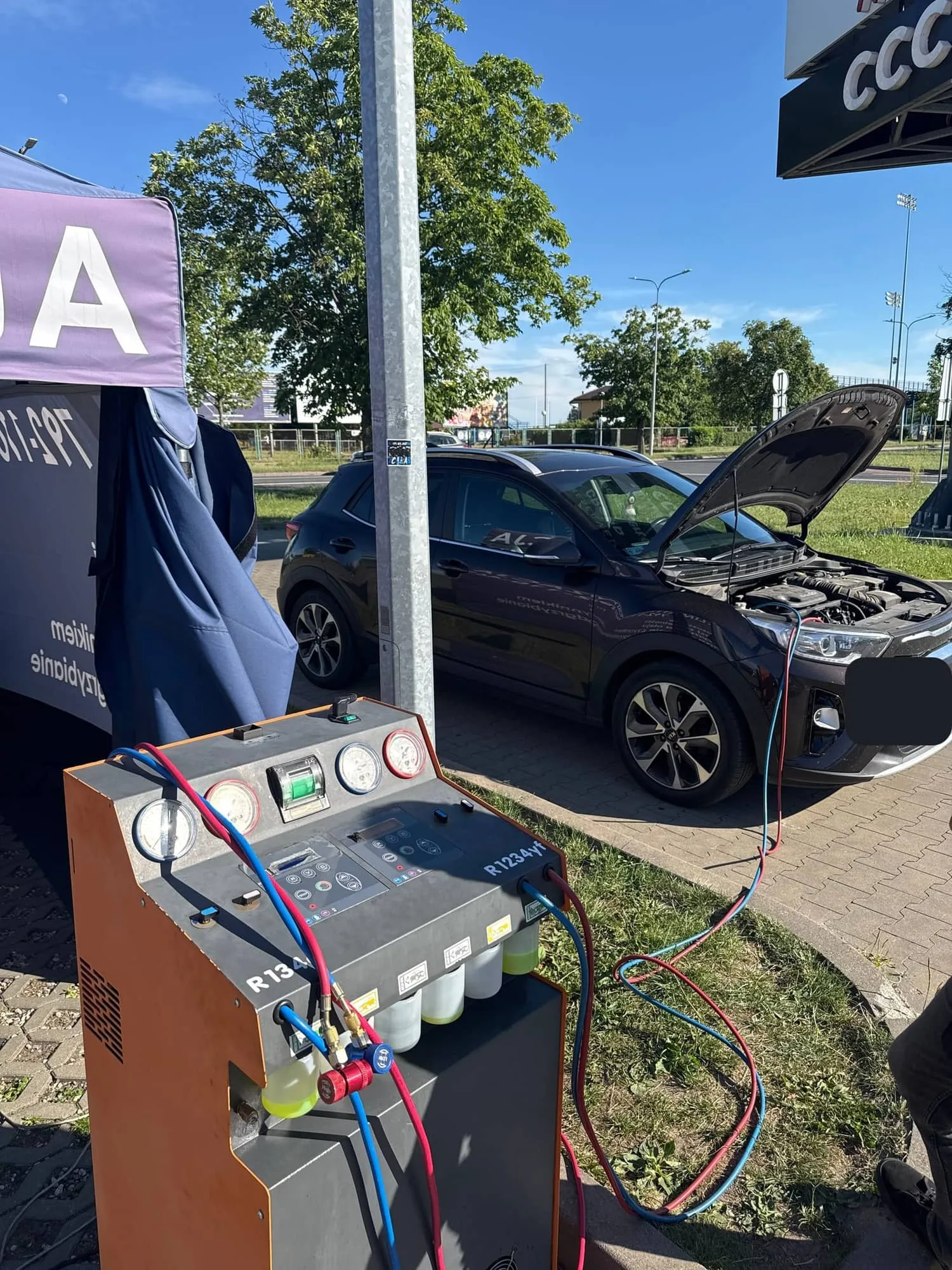 SUV z otwartą maską podczas nabicia klimatyzacji samochodowej w Kutnie