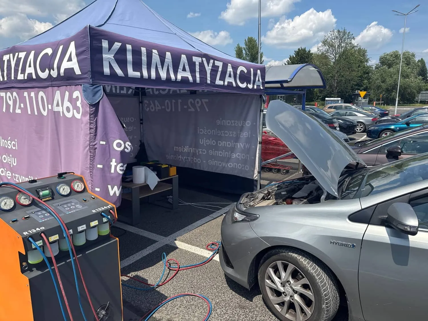 Toyota z napędem hybrydowym i otwartą maską podczas pełnego serwisu klimatyzacji w Pabianicach