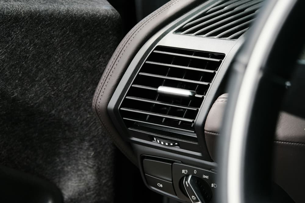 Kratka nawiewu klimatyzacji w desce rozdzielczej