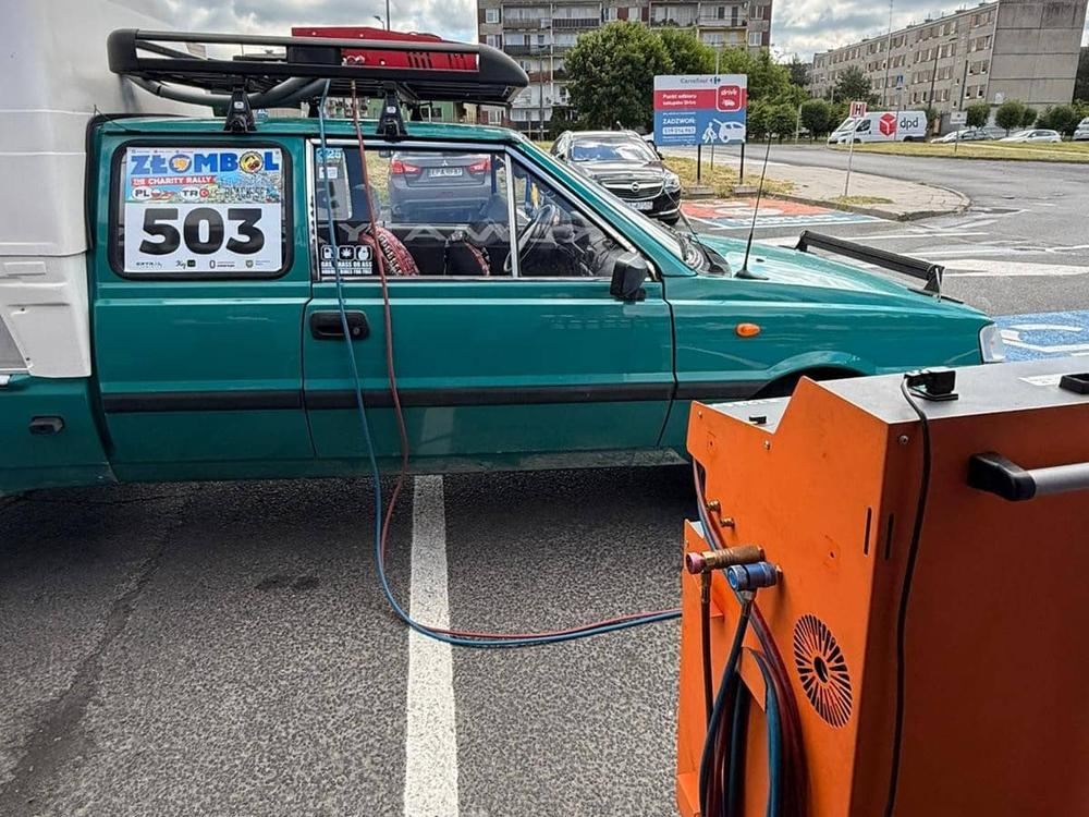 Polonez Truck podłączony do stacji serwisowej na parkingu przy Carrefourze w Pabianicach