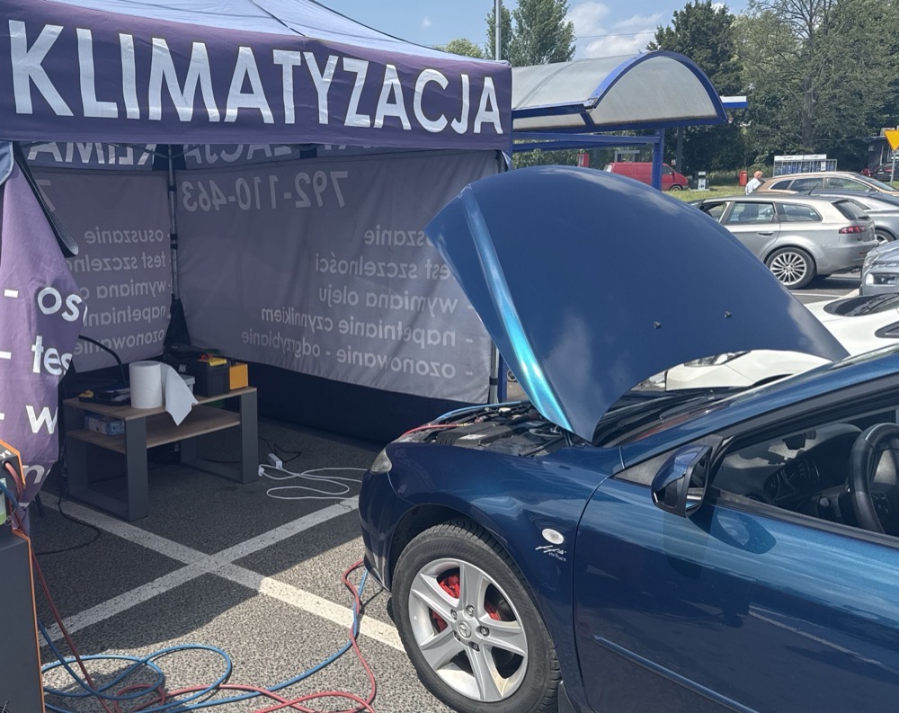 Auto podłączone do stacji klimatyzacji przy punkcie serwisowym w Pabianicach