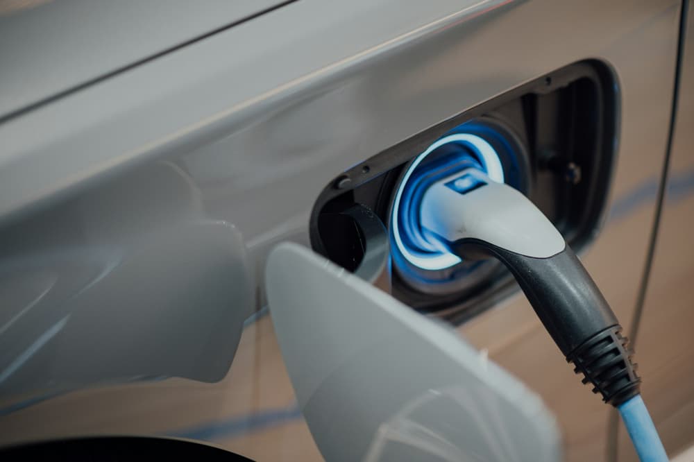 Hybryda plug-in podczas ładowania, kabel we wtyczce z podświetlonym gniazdem