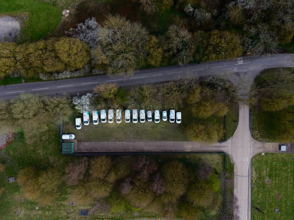 Flota firmowych vanów na parkingu widziana z góry