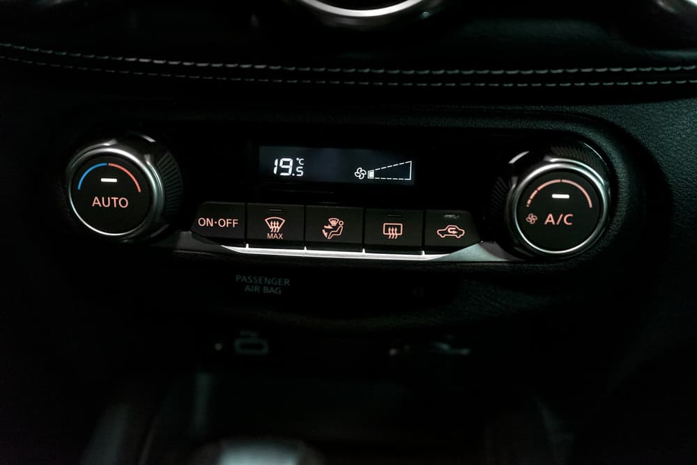 Panel klimatyzacji automatycznej z przyciskami AUTO i A/C oraz wyświetlaczem temperatury