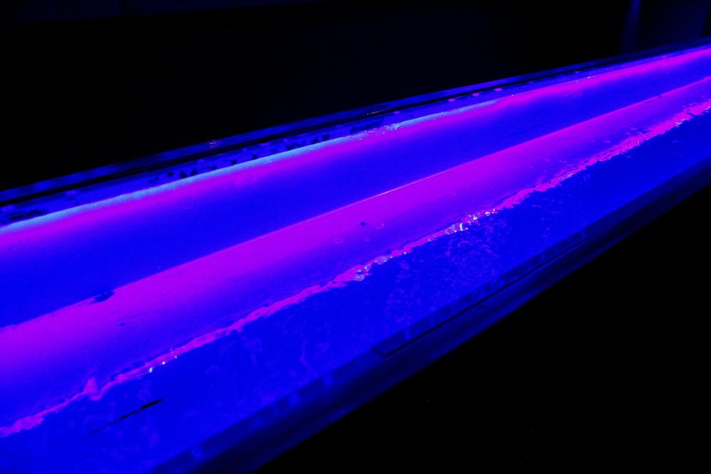 Smuga barwnika świecąca w świetle lampy UV